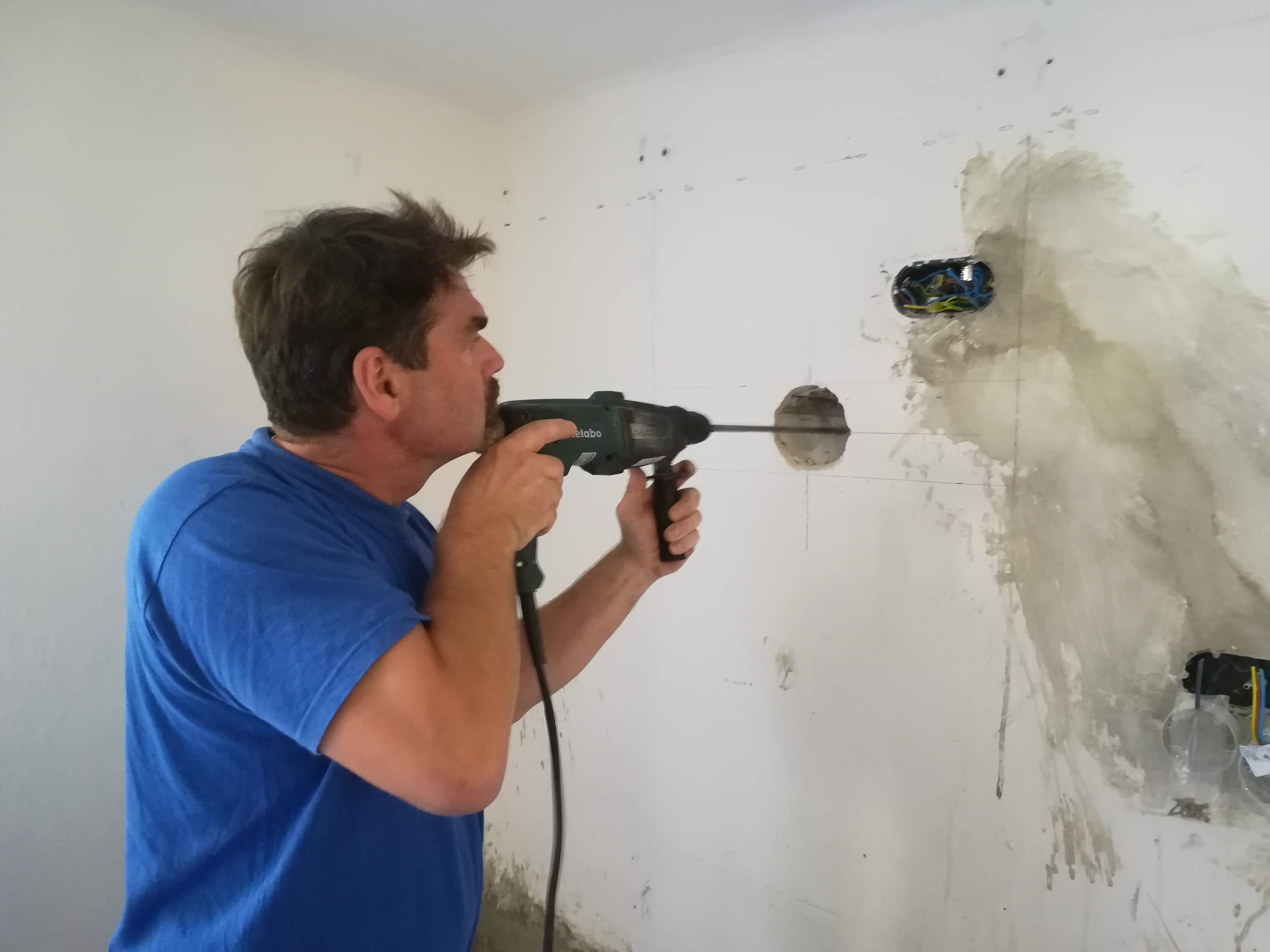 Jiří Tolar při odborné instalatérské práci v Radějově